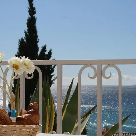 Les Alcyons ホテル ル・ラヴァンドゥー